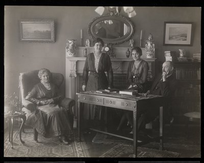 Portret van de tandarts Dr. Gibson en drie vrouwen in zijn woning, ca. 1905 door Byron Company